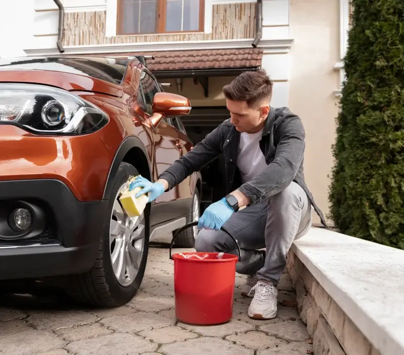 Lavage auto à domicile Villeneuve-sur-Allier : professionnel intervenant sur un véhicule
